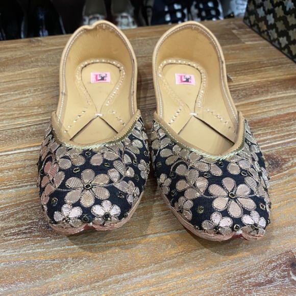 Silk Floral Embroidered Juttis - Picture 2 of 7